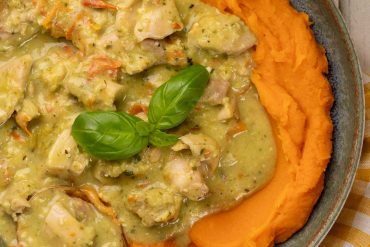 Skinnymixers Creamy Pesto Chicken from SkinnyMediterranean.