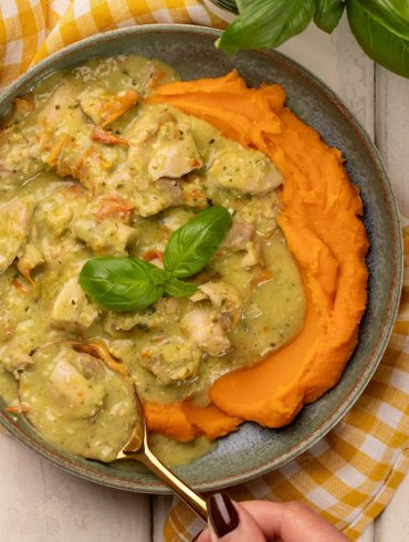 Skinnymixers Creamy Pesto Chicken from SkinnyMediterranean.