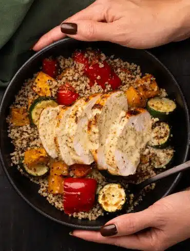 Skinnymixers Greek Garlic Chicken & Vegetable Quinoa (meal prep) from SkinnyMediterranean.