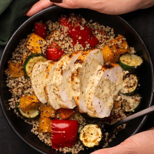 Skinnymixers Greek Garlic Chicken & Vegetable Quinoa (meal prep) from SkinnyMediterranean.