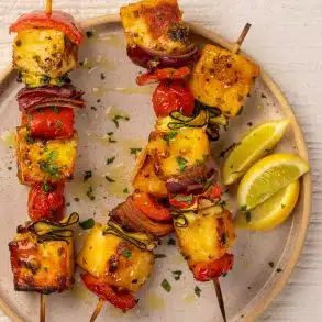 Skinnymixers Halloumi & Vegetable Skewers from SkinnyMediterranean.