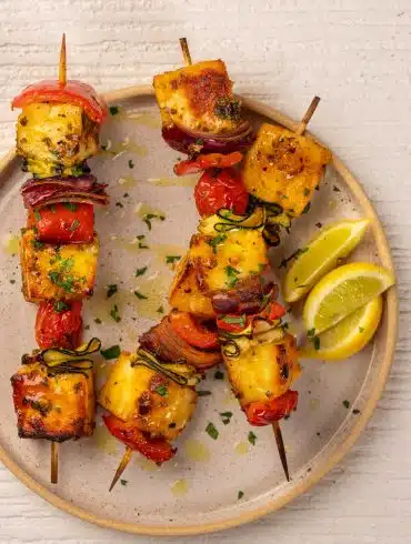 Skinnymixers Halloumi & Vegetable Skewers from SkinnyMediterranean.