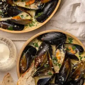 Skinnymixers Moules Marinieres Mussels in White Wine Sauce from SkinnyMediterranean.