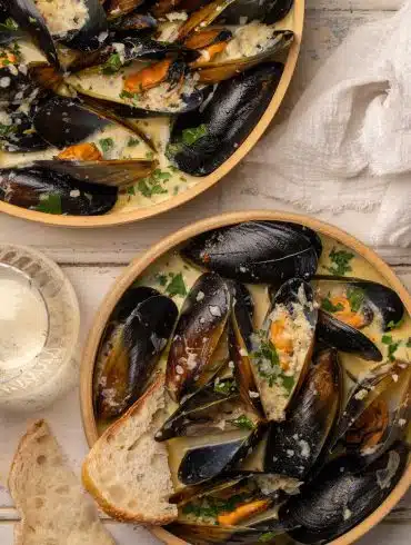 Skinnymixers Moules Marinieres Mussels in White Wine Sauce from SkinnyMediterranean.