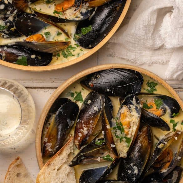 Skinnymixers Moules Marinieres Mussels in White Wine Sauce from SkinnyMediterranean.