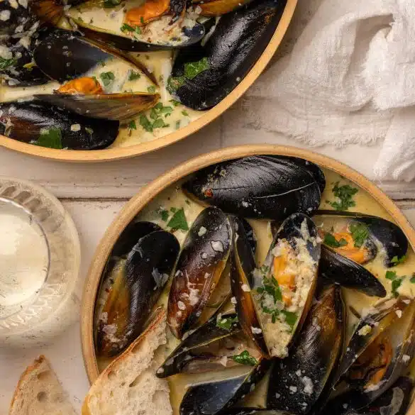 Skinnymixers Moules Marinieres Mussels in White Wine Sauce from SkinnyMediterranean.