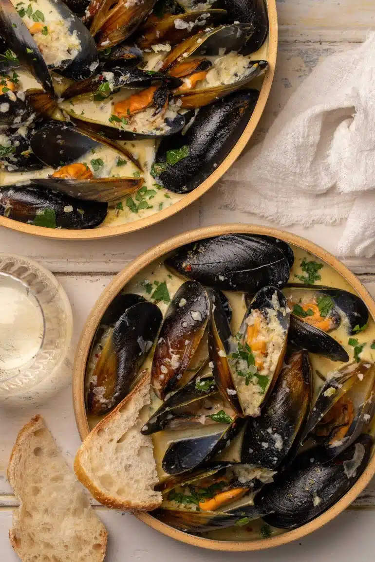Skinnymixers Moules Marinieres Mussels in White Wine Sauce from SkinnyMediterranean.